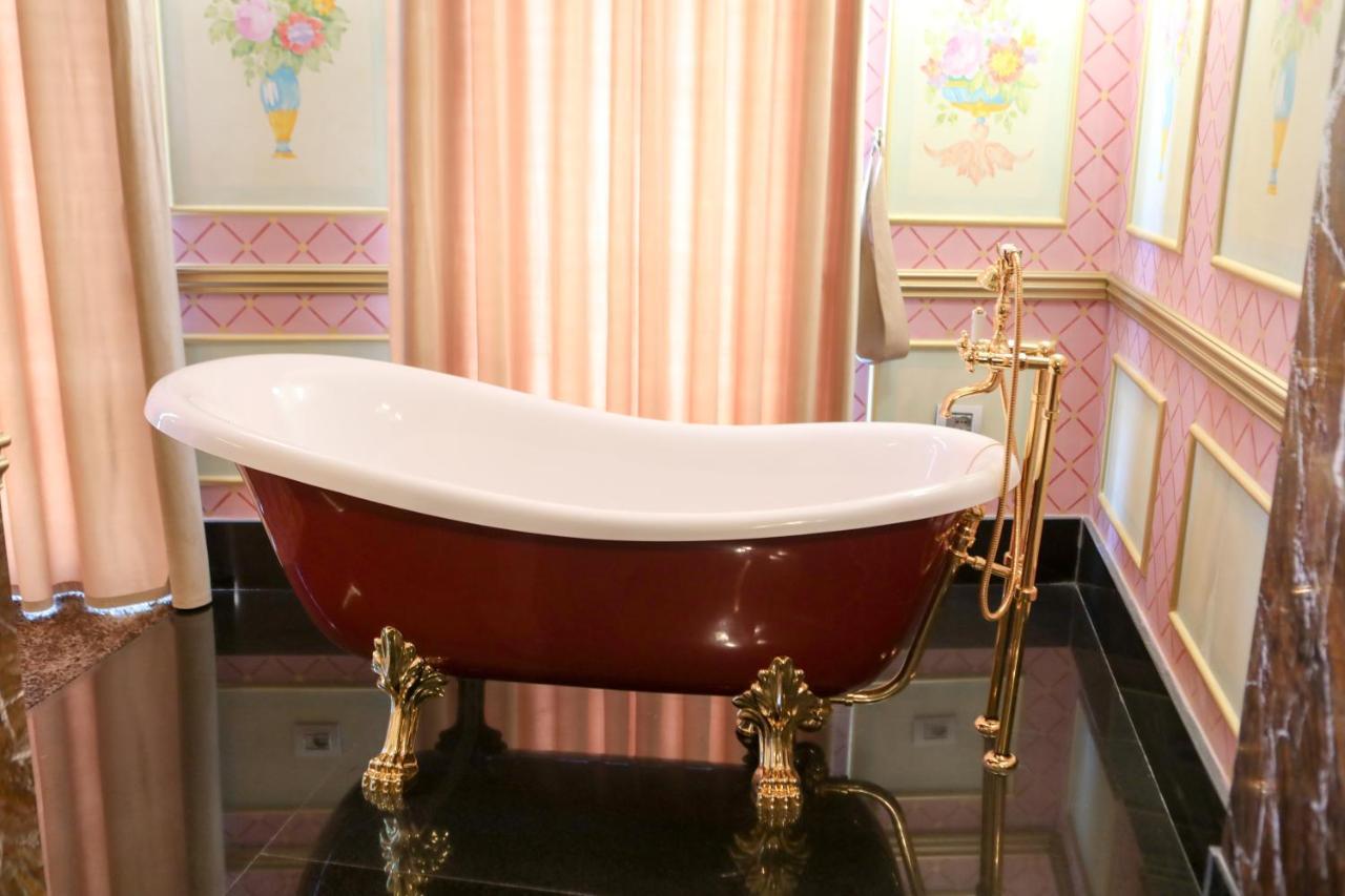 Deluxe Queen Suite