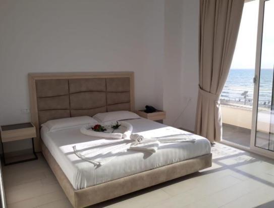 Doppelzimmer mit Balkon und Meerblick