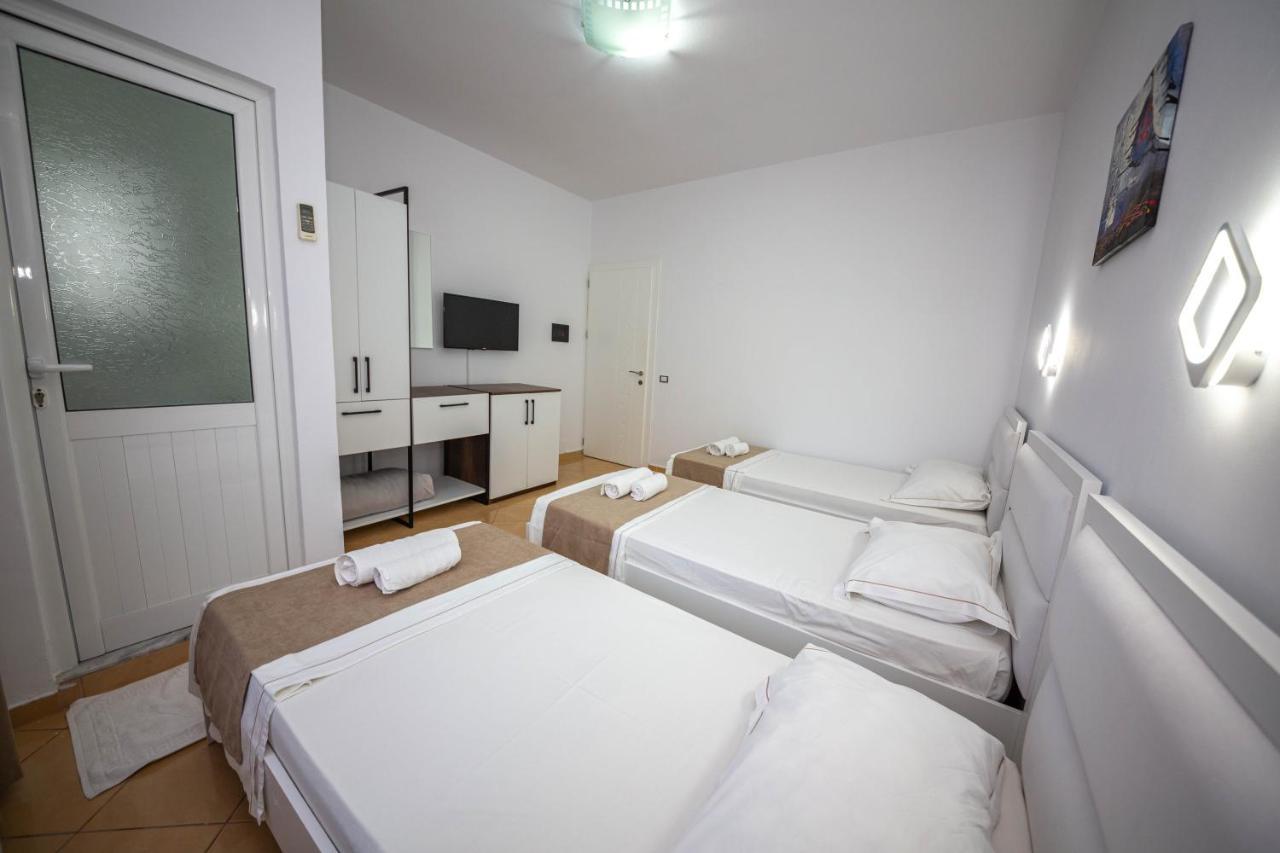 Dreibettzimmer mit 3 Einzelbetten und Balkon