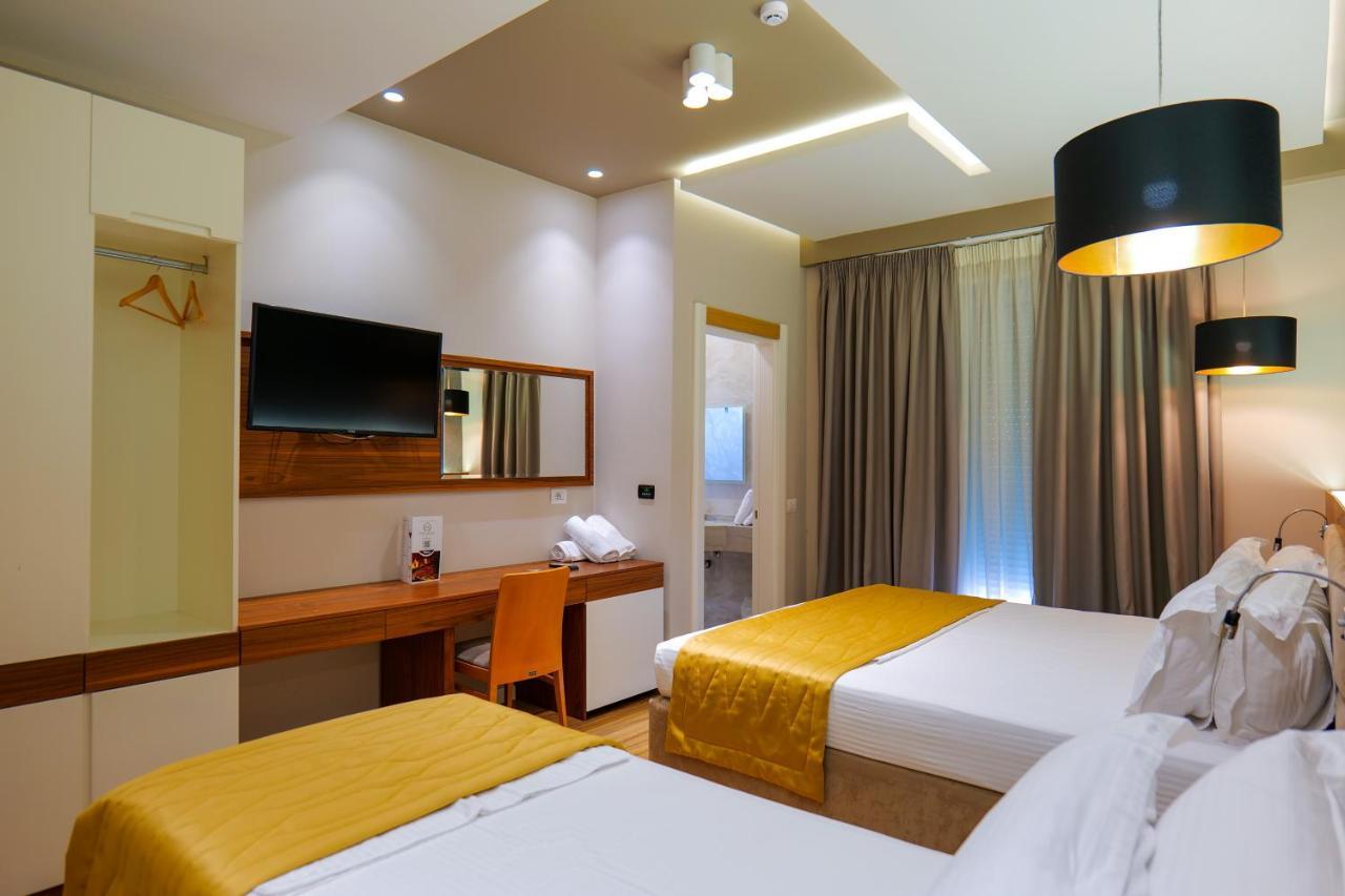 Deluxe Family Room,1263931195:JPEG