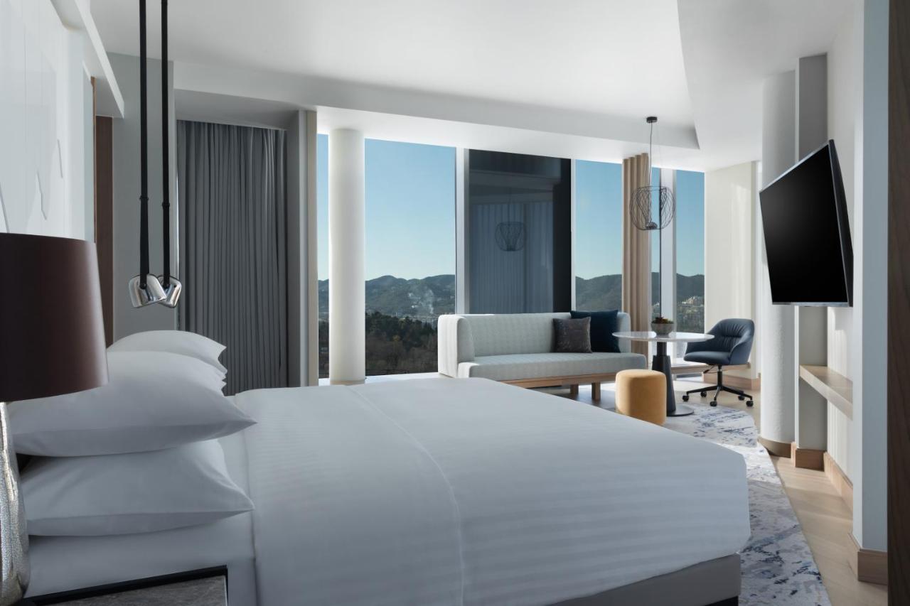 Junior King Suite - Club Lounge Access
