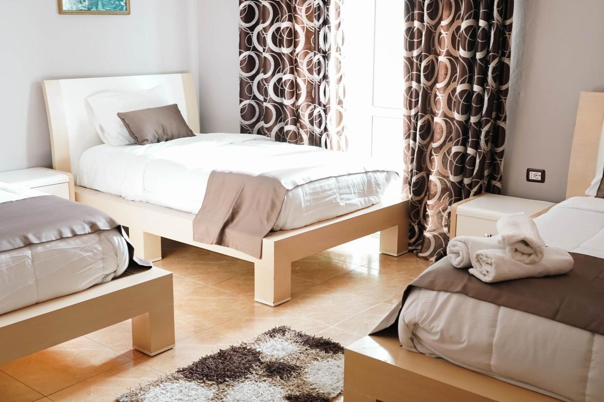 Vierbettzimmer mit Balkon und seitlichem Meerblick