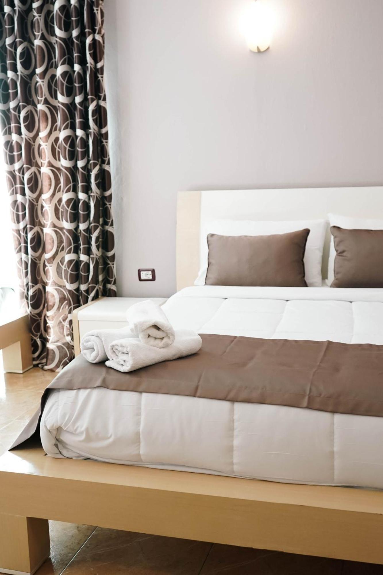 Dreibettzimmer mit Fenster