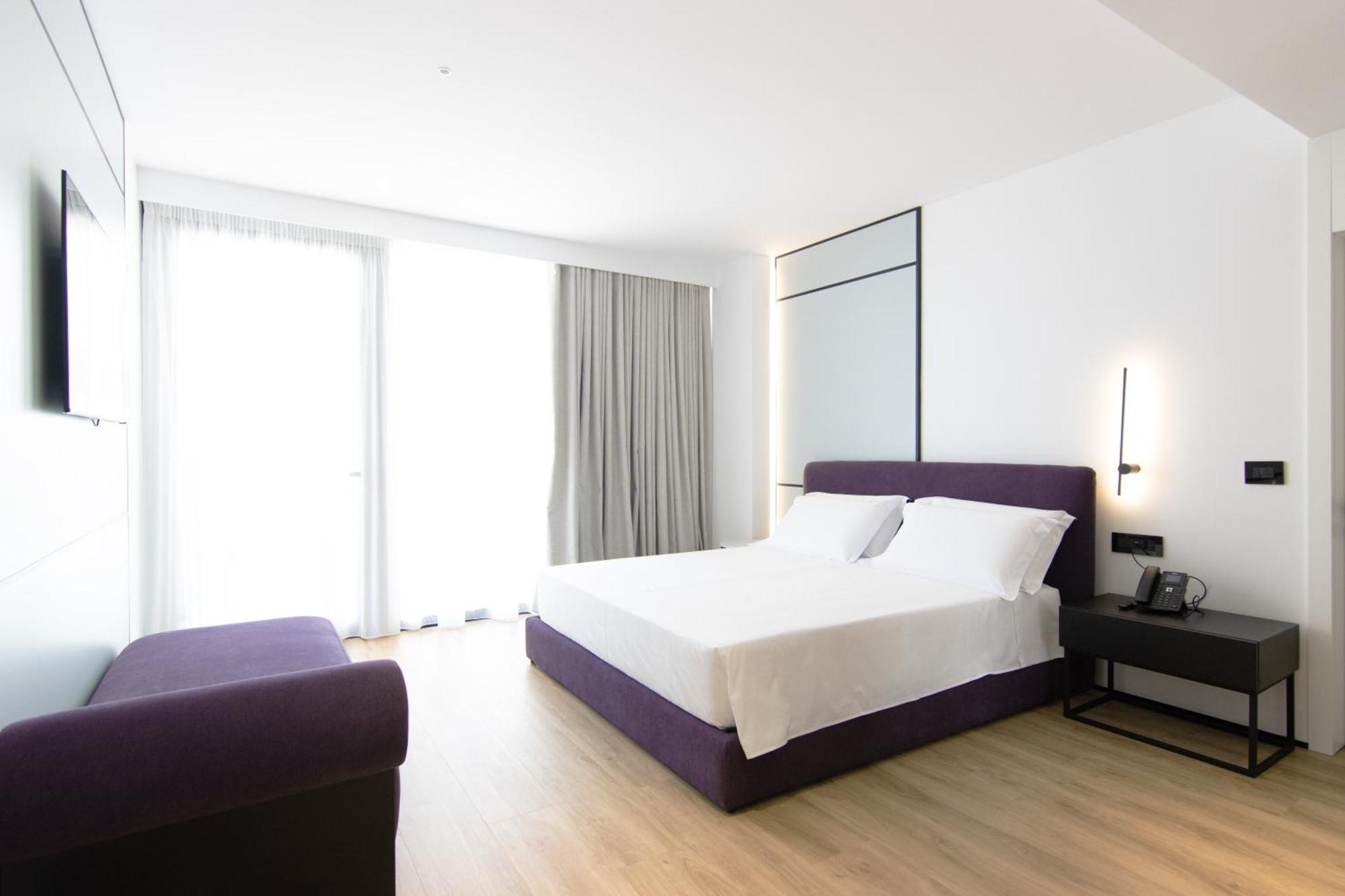 Deluxe Double Room with Side Sea View