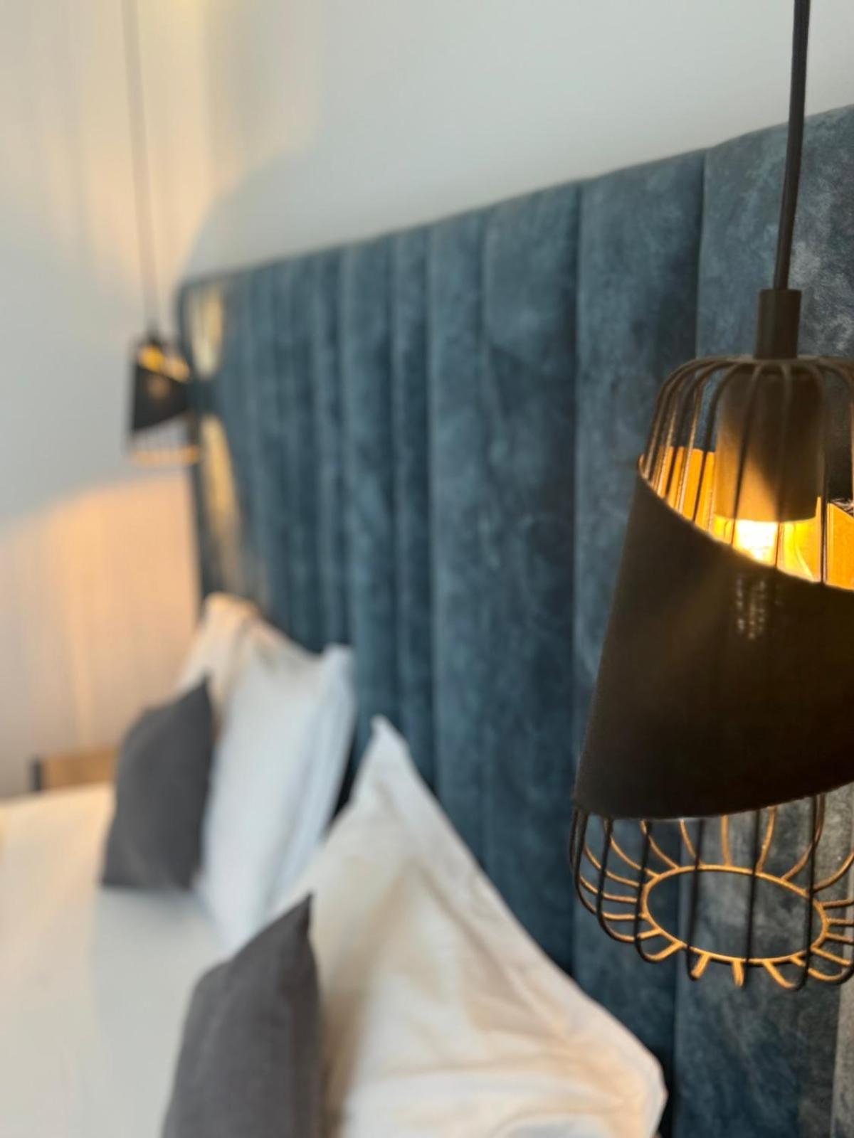 Zimmer mit Kingsize-Bett und Meerblick