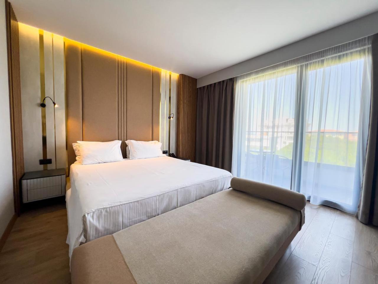 Deluxe Doppel-/Zweibettzimmer mit Poolblick