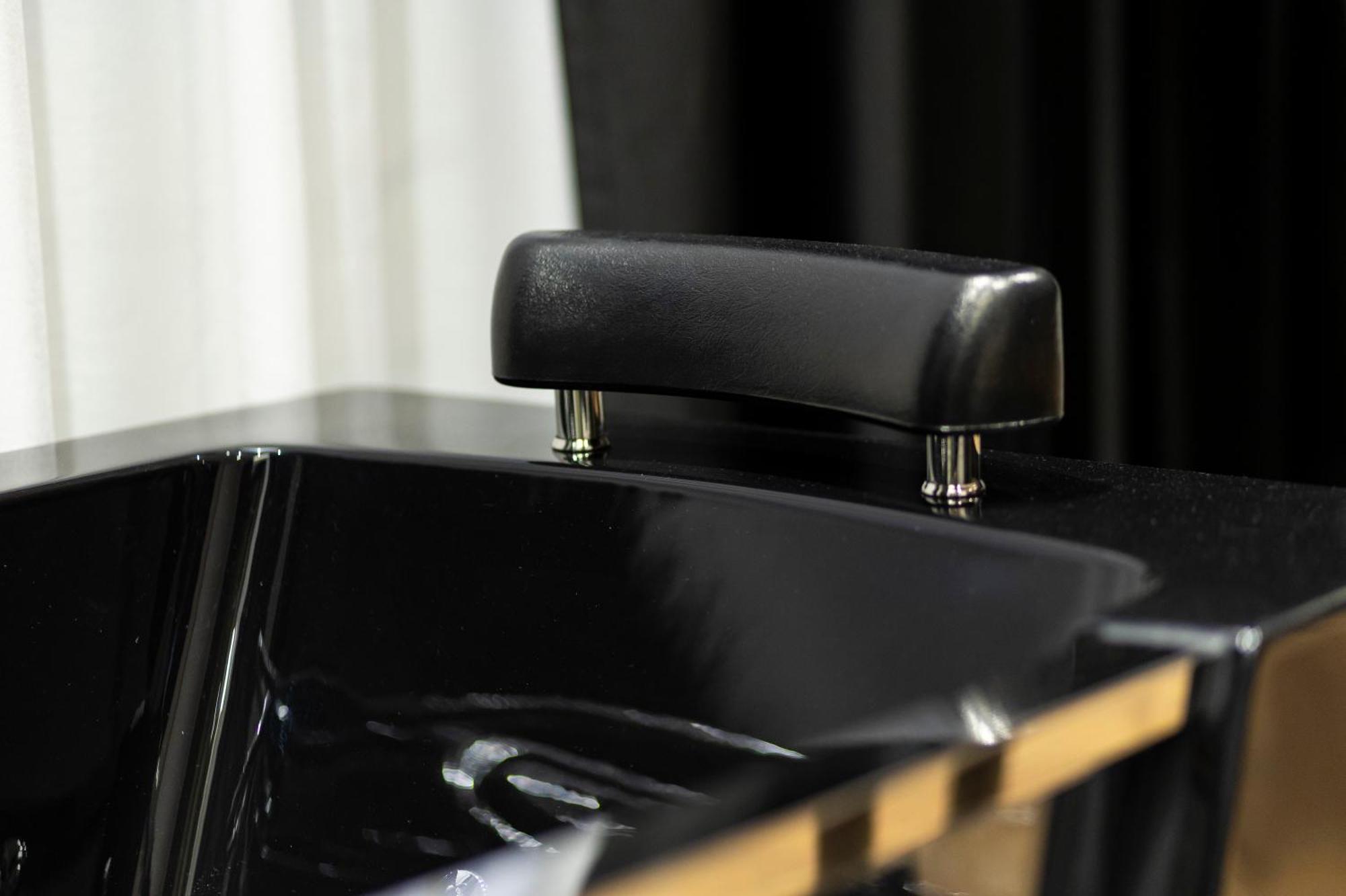 Suite with Bathtub