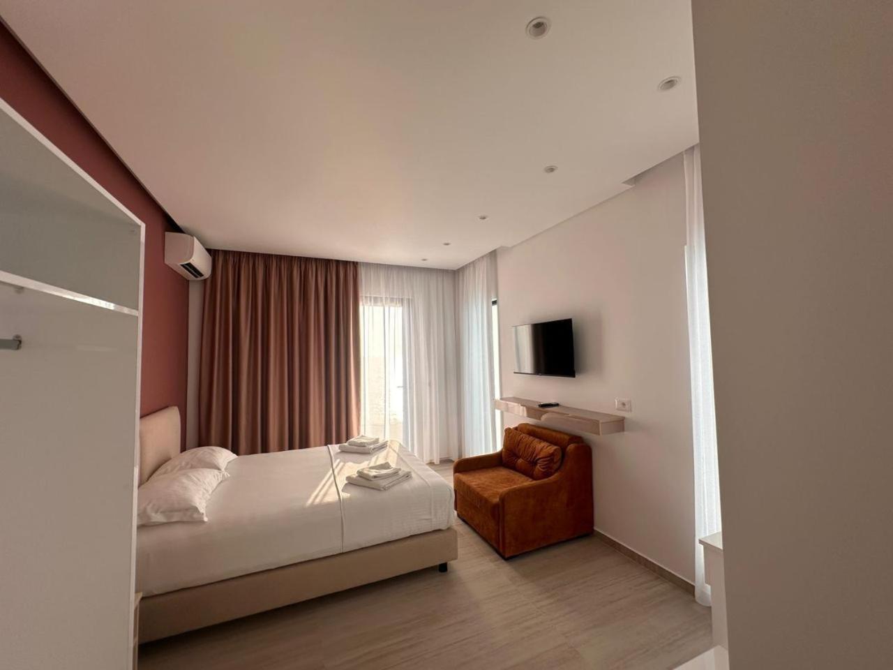 Deluxe Double Room (2 Adults + 1 Child)