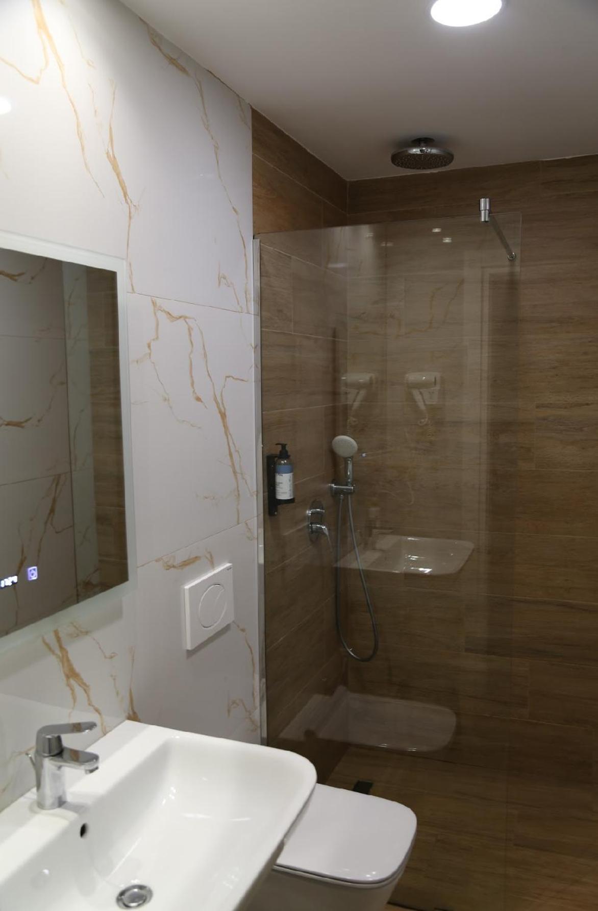 Deluxe Doppelzimmer (2 Erwachsene & 1 Kind)