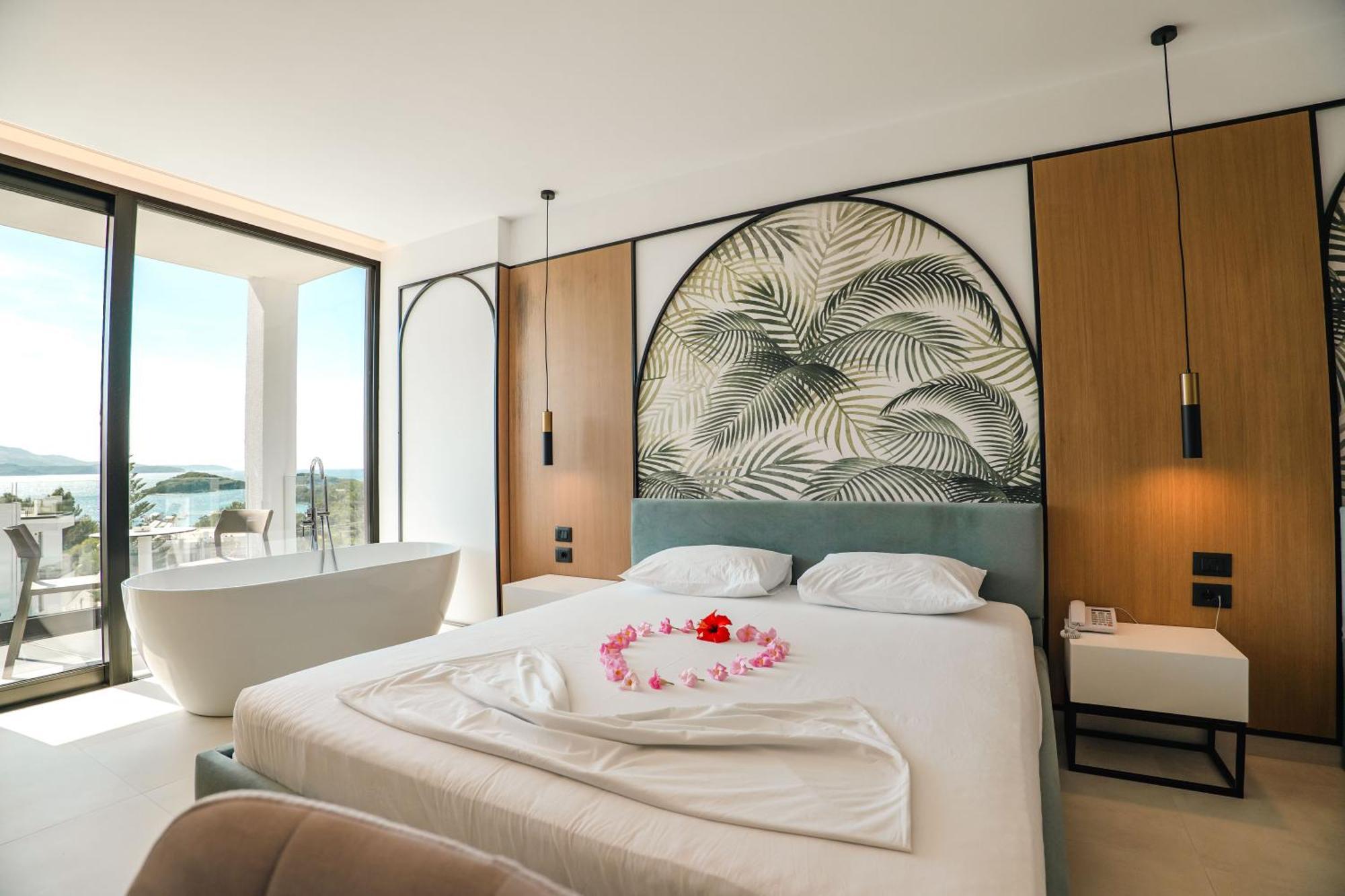 Superior Sea View Triple Room with Bathtub