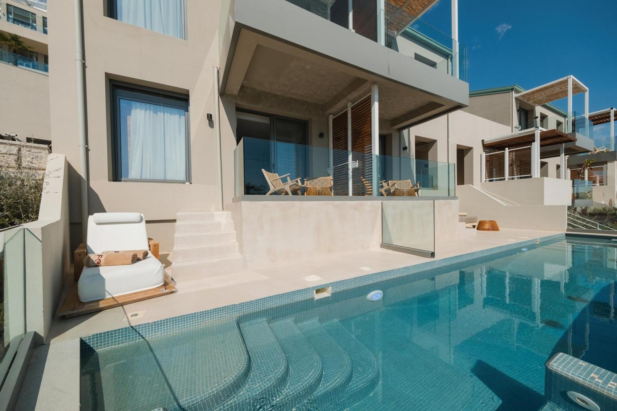 Deluxe Pool with Jacuzzi Sea View Room