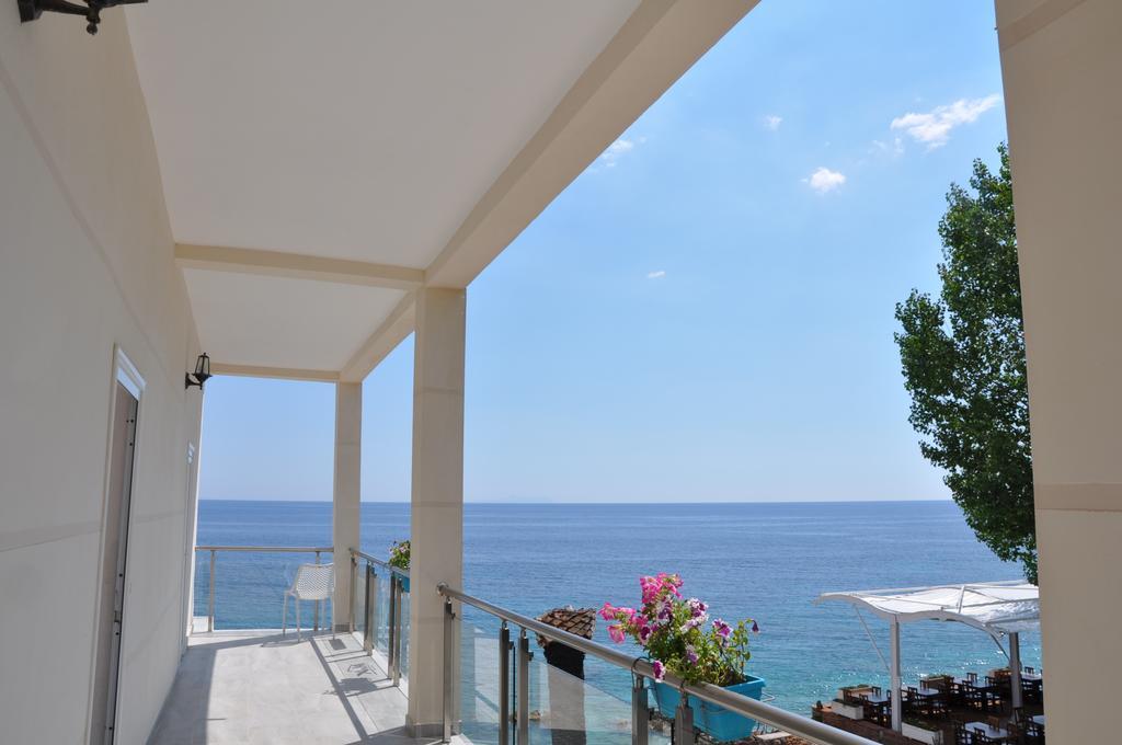 Camera Matrimoniale con Balcone e Vista Mare