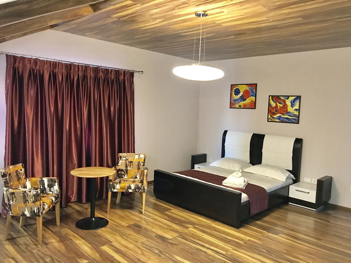 Camera Matrimoniale Deluxe (2 Adulti + 1 Bambino)