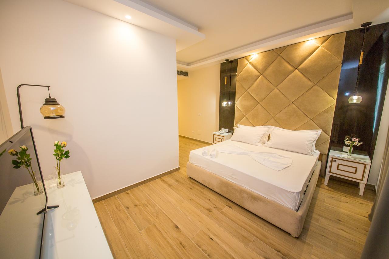 Deluxe Double Room with Balcony and Side Sea View