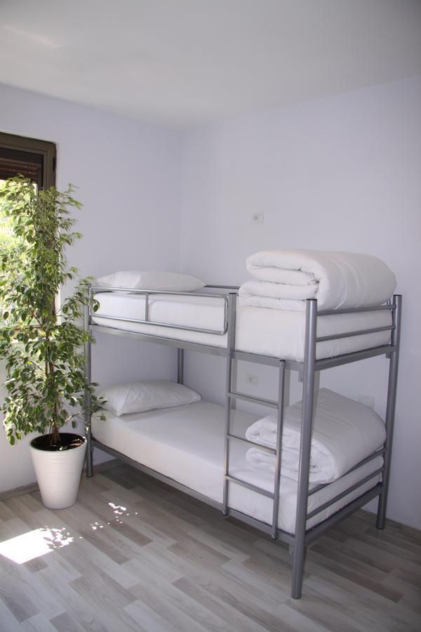 Posto Letto in Dormitorio Misto con 4 Letti