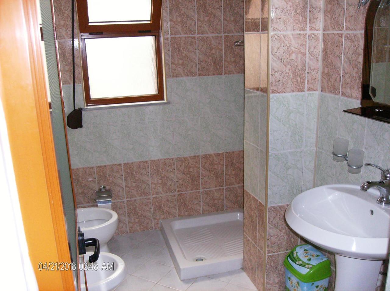 Dreibettzimmer mit Stadtblick