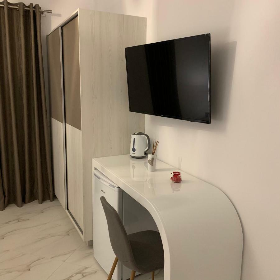 Deluxe Room (2 Adults + 1 Child)