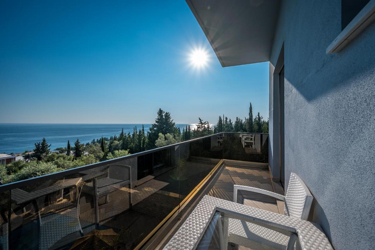 Family Room with Balcony,968216548:JPEG