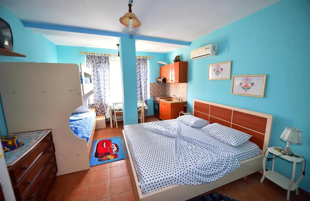 Lovely Apartment W/ Ac + Bath. + Kitchen + Parking And Garden-1