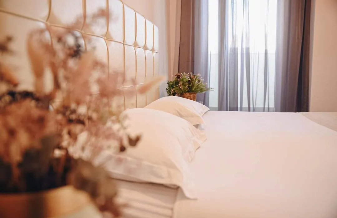 Cozy Rooftop Apartment - Your Home, Away From Home!-1