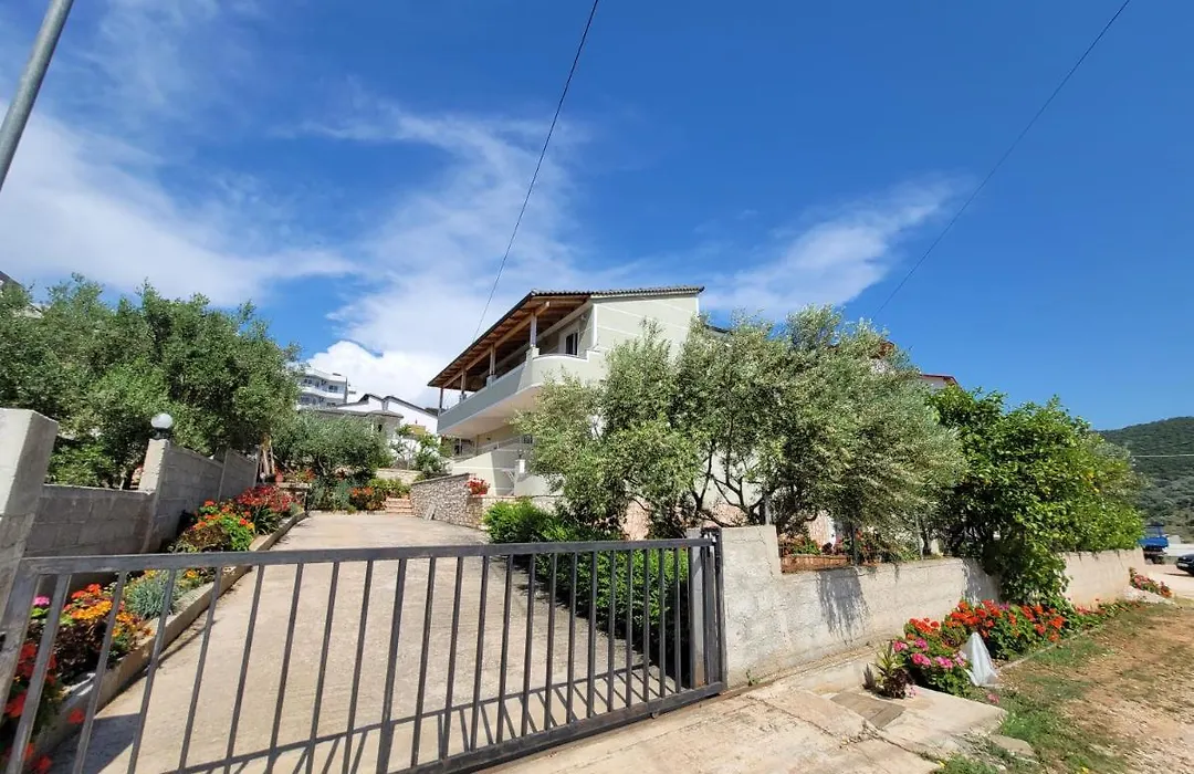 Spahiu Guesthouse-1