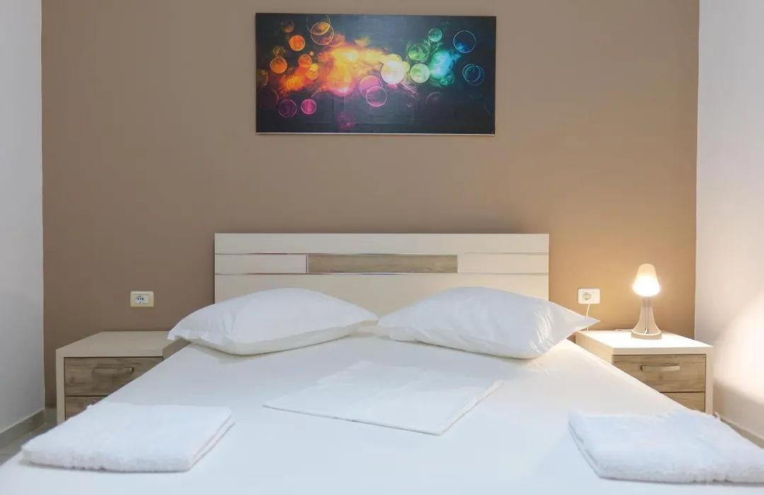 Saranda Inn Rooms & Apartments-1