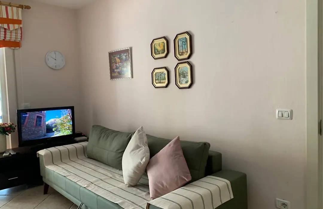 Arbi'S Pool View Apartment-1