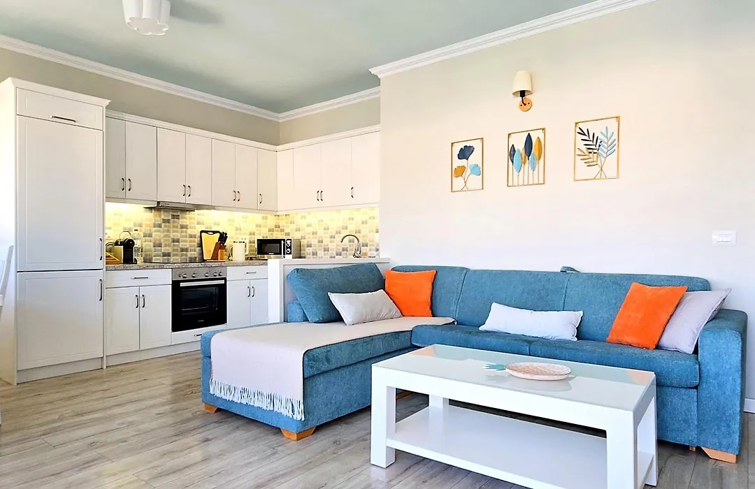 Eli'S Seafront Apartment-1