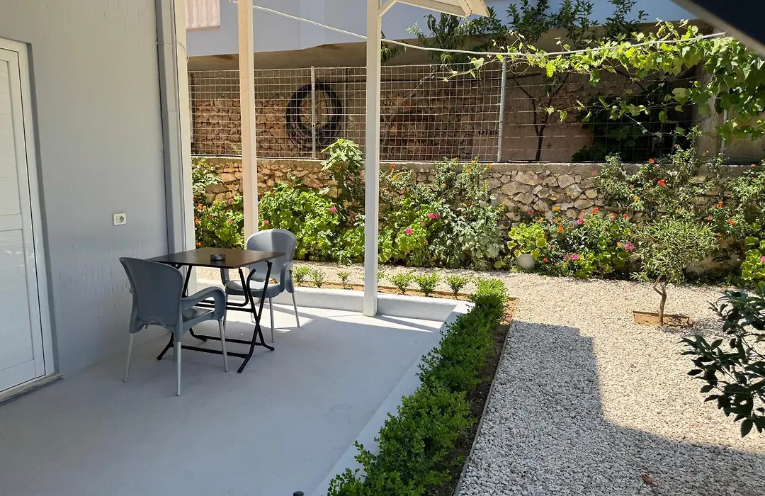 Tomi Garden Apartment-1