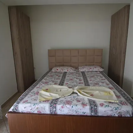 Mona'S Apartments-3