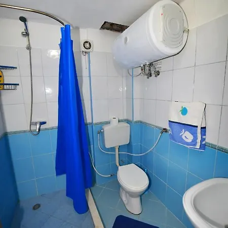 Lovely Apartment W/ Ac + Bath. + Kitchen + Parking And Garden-2