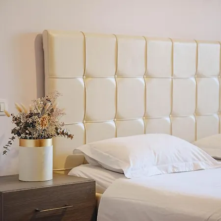 Cozy Rooftop Apartment - Your Home, Away From Home!-3