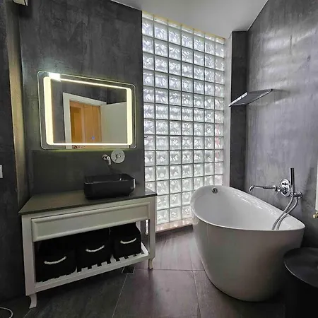 Modern Flat Near The Lake And Blloku-3