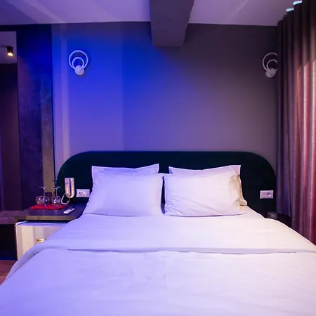 The Bubbles - Jacuzzi Hotel Tirana-2