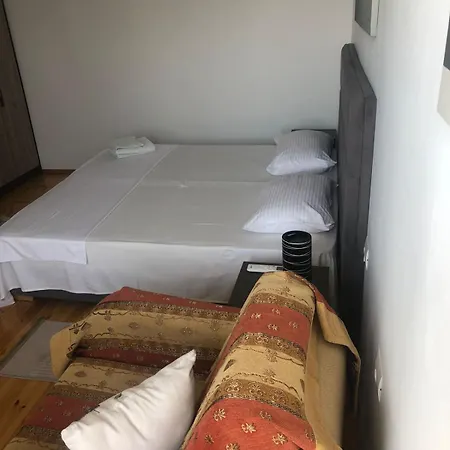 Mona'S Guesthouse-2