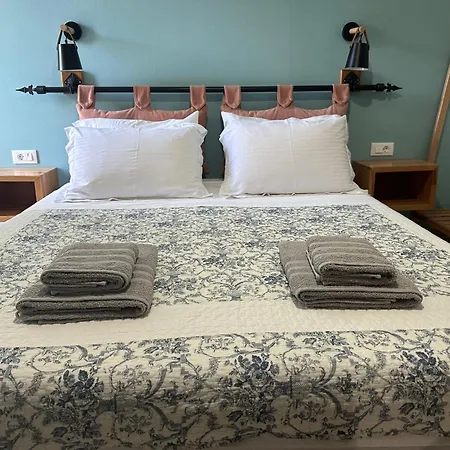 ELÉA Guesthouse himare-2