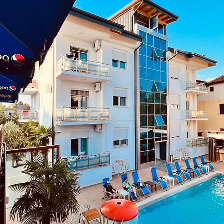 Brian Hotel-3