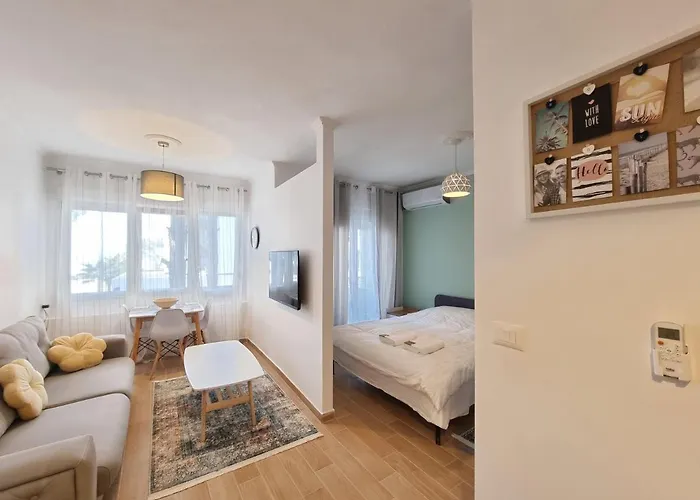 Hana Seaview Apartment Golem 