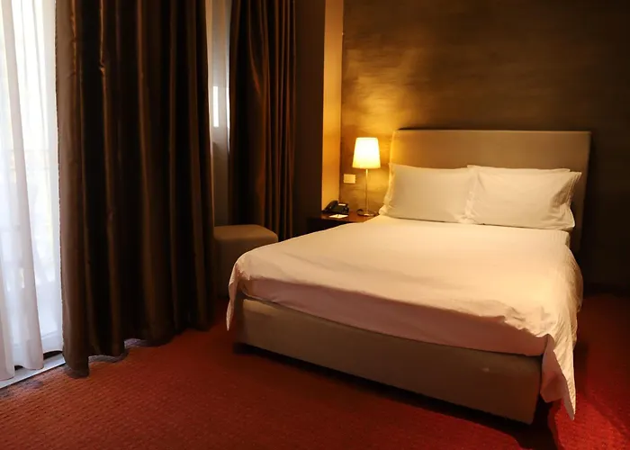 Tirana Beach hotels near Rinia Park