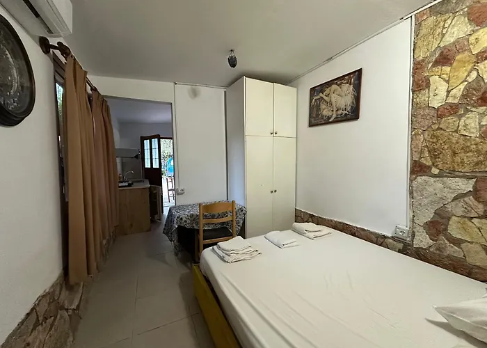 Garden Villa Lake Side & Glamping Ksamil